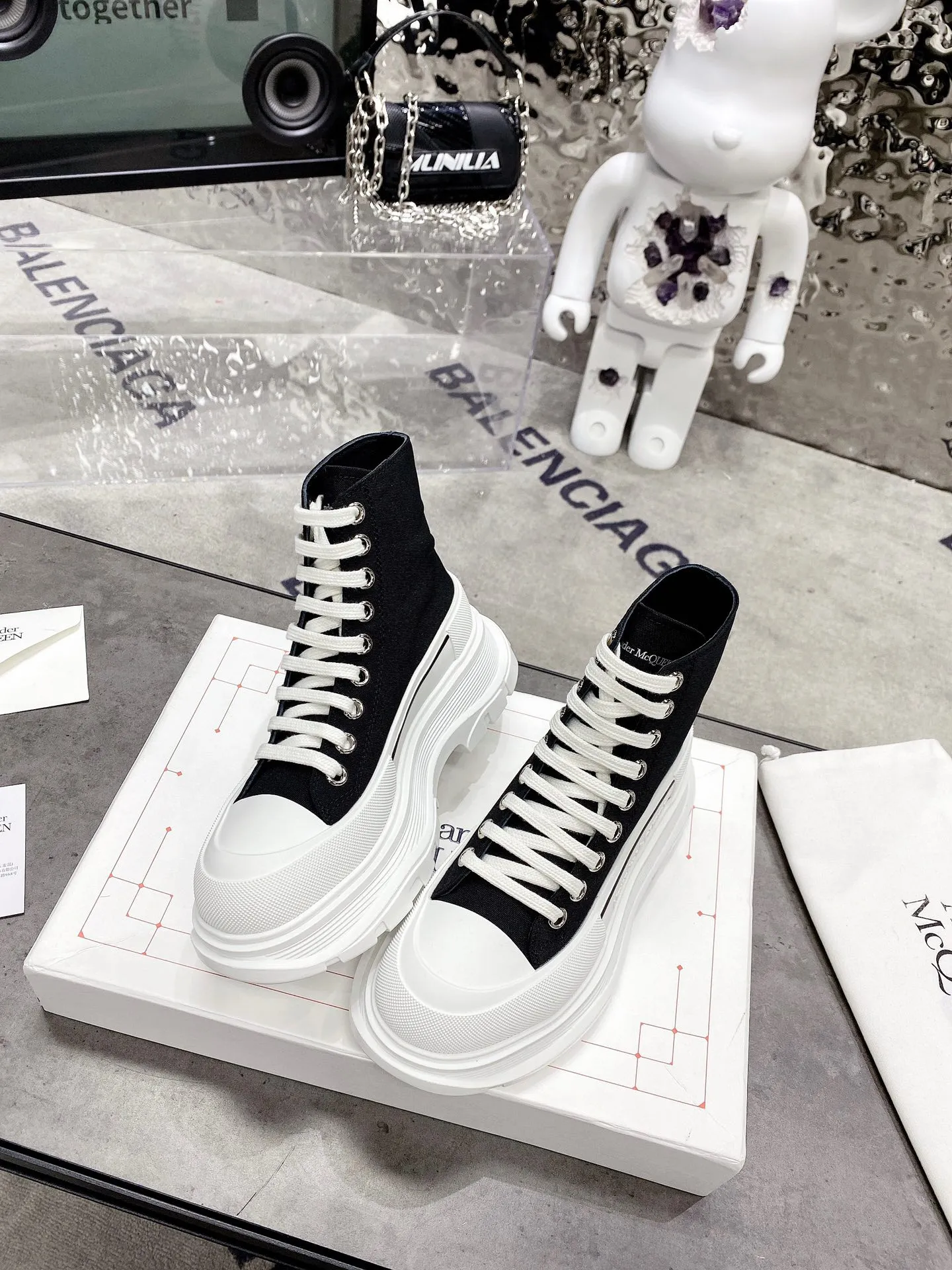 👟👟Ex-factory price 520👟👟 Women's shoes, women's clothing 🇨🇳Top version🇨🇳Alexander McQueen's new couple shoes! I really love this McQueen shoe❤ The dark series is so cool! It looks really good on the feet 😍 There is a combination version of Balenciaga and Converse that looks so cool together. The upper is made of original space Monica cloth customized in Mexico and has a warm and moist color. The inner padding is made of silk sheepskin imported from Italy. Full of flexibility! The round toe design allows the toes to be completely released and get rid of the original pressure of the shoes! The outsole adopts the original molded TU outsole. Super wear-resistant, the combination of several layers of outsole is complex. ⚠Look for our original development version and color. Size: Female 34-41 Male 38-46